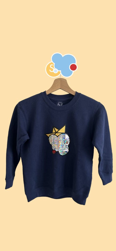 Sweat Oh mon bateau bleu marine . 80% coton 20% polyester. Fabrication artisanale. Chaque produit est unique. Retrouver tous les vêtements pour enfants sur SO-cloudies ❤️☁️❤️ remplis de gaieté et de couleurs✨🌈✨ Fabrication artisanale. Sweat bleu marine.