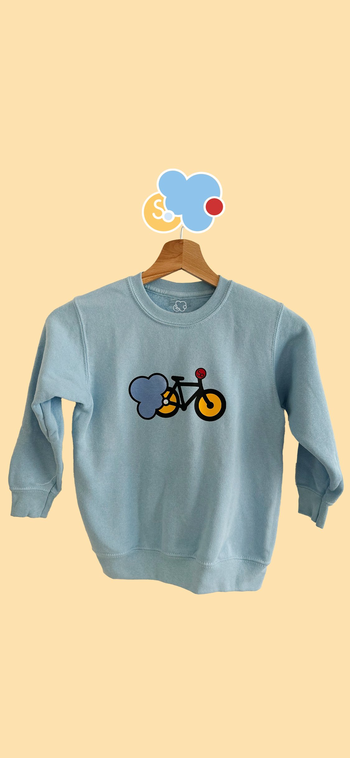 sweat la bicyclette bleu ciel. 80% coton 20% polyester. Fabrication artisanale. Chaque produit est unique. Retrouver tous les vêtements pour enfants sur SO-cloudies ❤️☁️❤️ remplis de gaieté et de couleurs✨🌈✨ Fabrication artisanale.