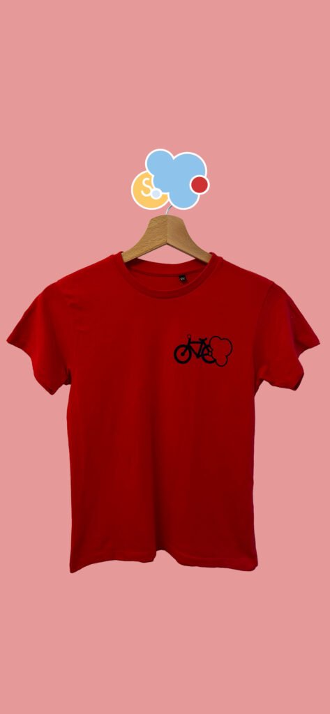 T-shirt rouge la bicyclette noire . 100% coton Bio. Fabrication artisanale. Chaque produit est unique. Retrouver tous les vêtements pour enfants sur SO-cloudies ❤️☁️❤️ remplis de gaieté et de couleurs✨🌈✨ Fabrication artisanale. T-shirt rouge la bicyclette noire.