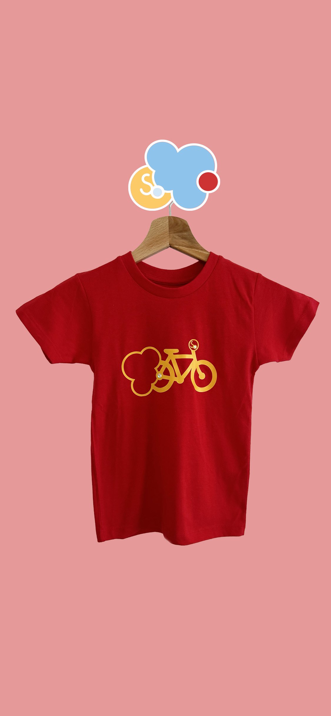 T-shirt rouge la bicyclette jaune . 100% coton Bio. Fabrication artisanale. Chaque produit est unique. Retrouver tous les vêtements pour enfants sur SO-cloudies ❤️☁️❤️ remplis de gaieté et de couleurs✨🌈✨ Fabrication artisanale. T-shirt rouge la bicyclette jaune.