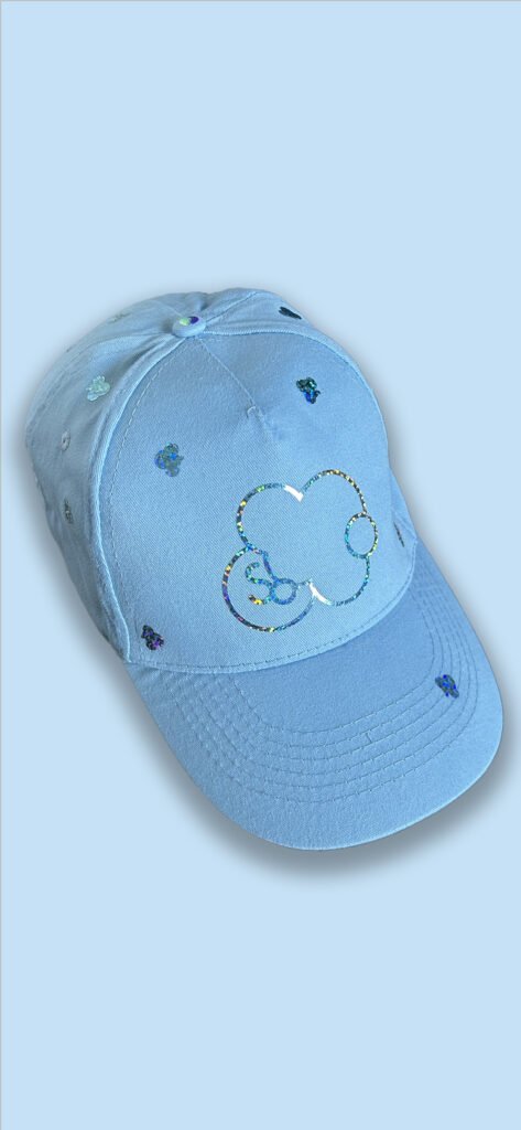 Casquette SO bleu . Chaque produit est unique. Retrouver tous les vêtements pour enfants sur SO-cloudies ❤️☁️❤️ remplis de gaieté et de couleurs✨🌈✨ Fabrication artisanale.Casquette SO bleu.