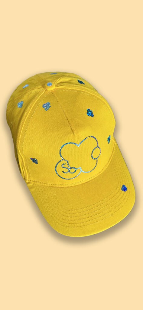 Casquette SO jaune . Chaque produit est unique. Retrouver tous les vêtements pour enfants sur SO-cloudies ❤️☁️❤️ remplis de gaieté et de couleurs✨🌈✨ Fabrication artisanale.Casquette SO jaune.