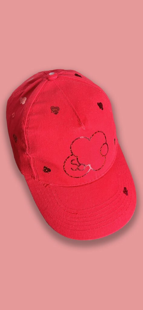 Casquette SO rouge . Chaque produit est unique. Retrouver tous les vêtements pour enfants sur SO-cloudies ❤️☁️❤️ remplis de gaieté et de couleurs✨🌈✨ Fabrication artisanale. Casquette SO rouge.