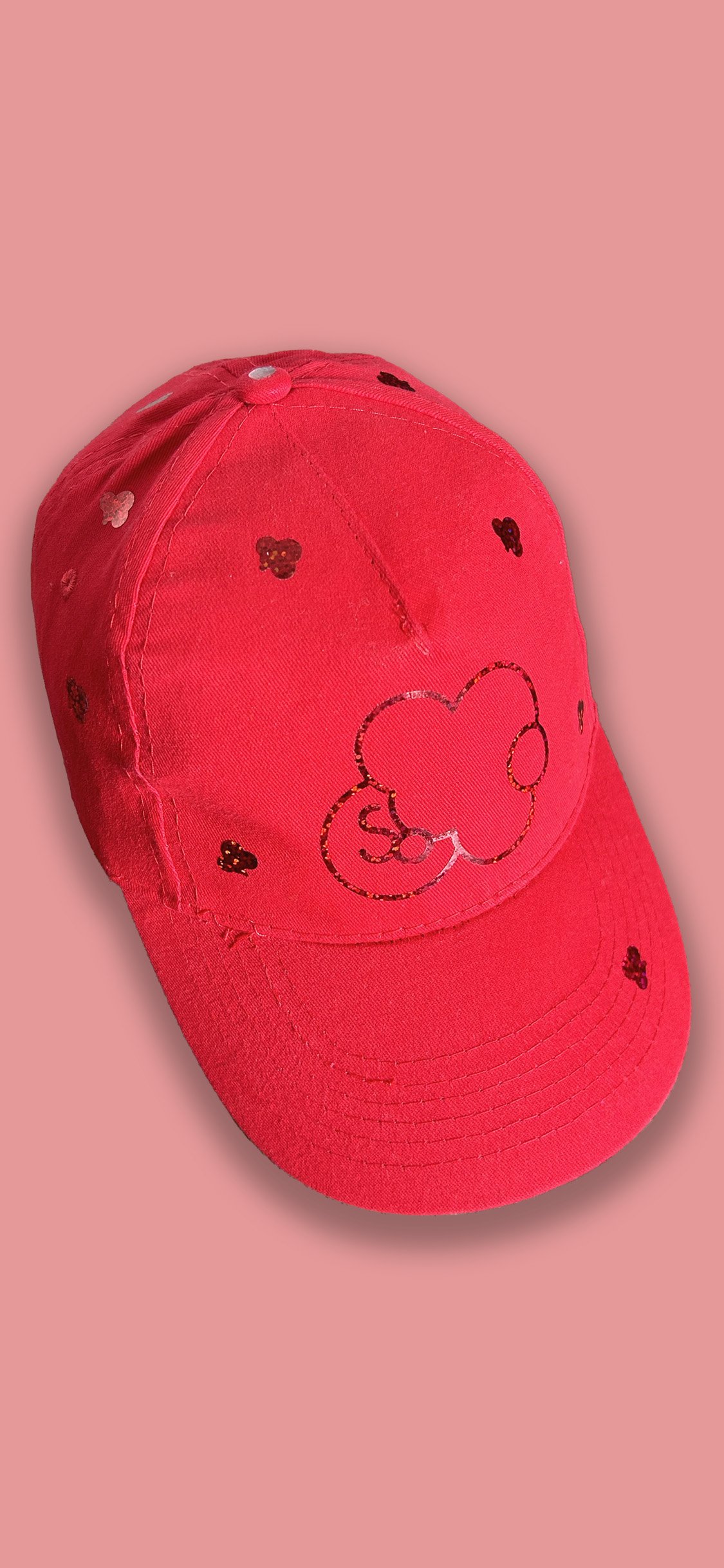 Casquette SO rouge . Chaque produit est unique. Retrouver tous les vêtements pour enfants sur SO-cloudies ❤️☁️❤️ remplis de gaieté et de couleurs✨🌈✨ Fabrication artisanale. Casquette SO rouge.